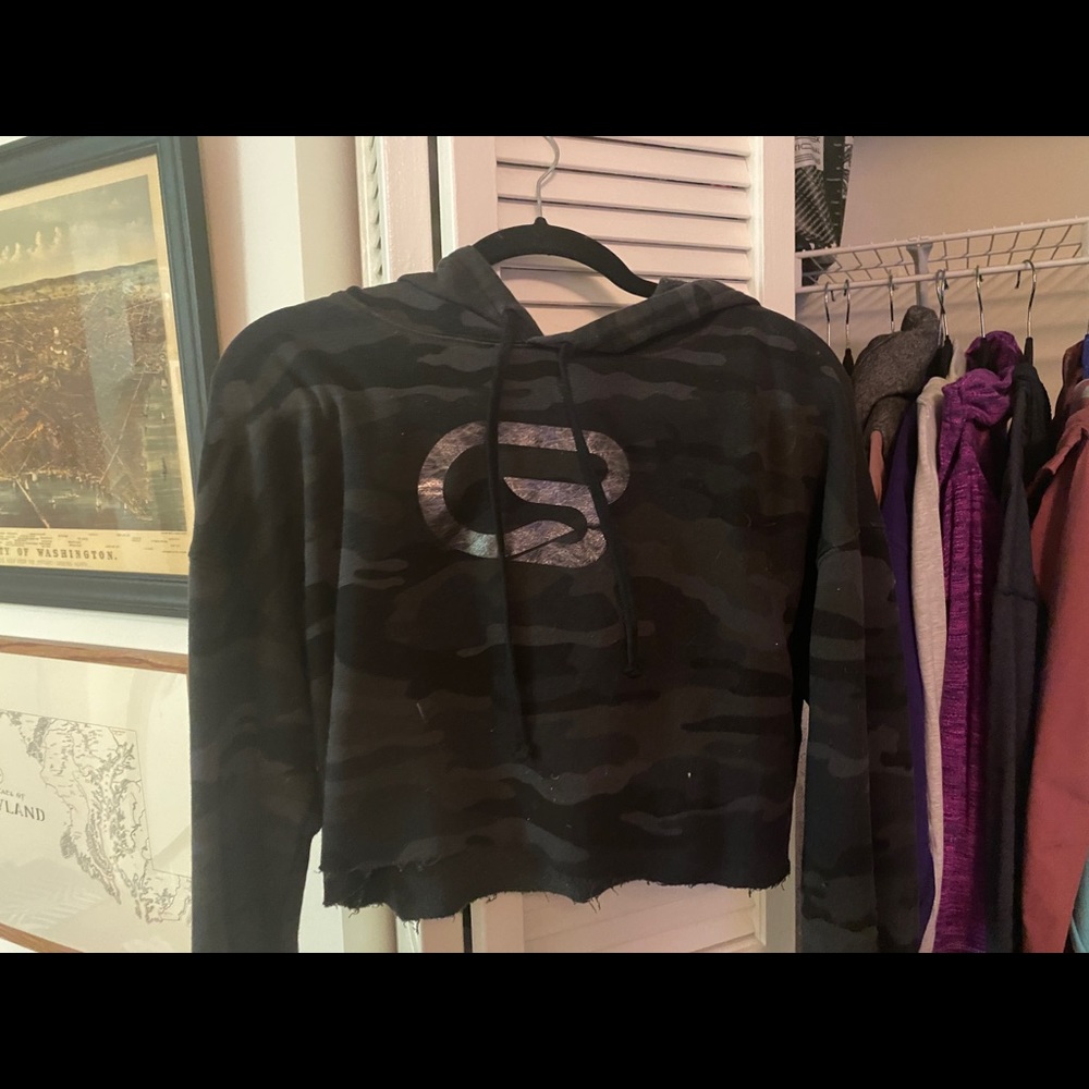 Cyclebar hoodie cropped camo sz S